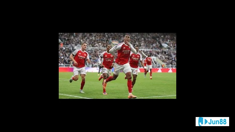 Cầu thủ của Basel đang dốc lòng chạy theo bóng, quyết tâm tiến vào vị trí đối thủ…