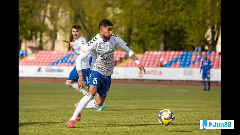 Hegelmann player dribbling past Dziugas Telsiai defenders