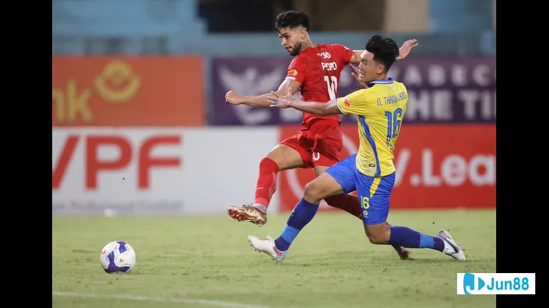 Hà Nội và Viettel tranh tài quyết liệt trên sân cỏ