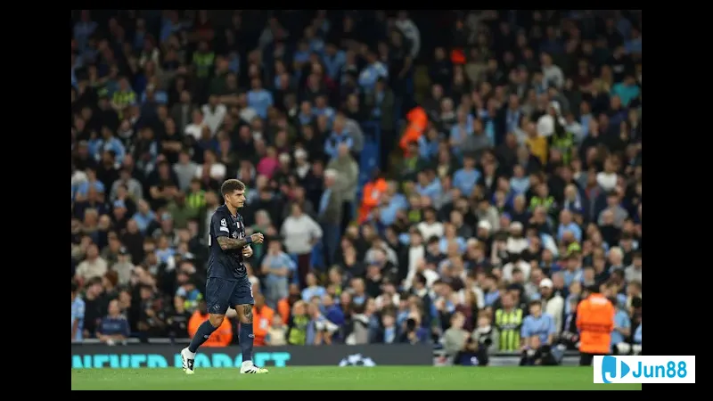 Cầu thủ Napoli cố gắng vượt qua phòng ngự của Sporting CP trong trận đấu Cầu thủ Napoli cố gắng vượt qua phòng ngự của Sporting CP trong trận đấu