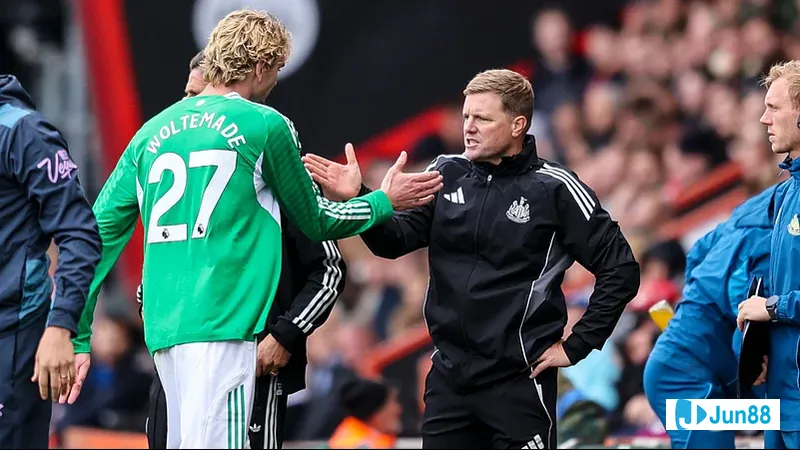 Cầu thủ Newcastle đang cố gắng giữ bóng trước sự áp đảo của Bradford City Cầu thủ Newcastle đang cố gắng giữ bóng trước sự áp đảo của Bradford City