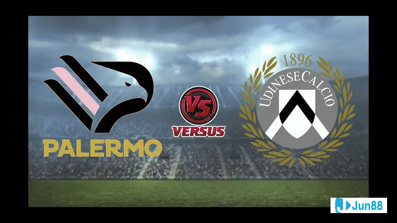 Các cầu thủ Udinese và Palermo đang tranh chấp quả bóng trên sân cỏ