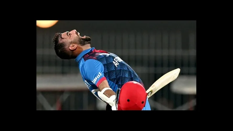 Cầu thủ Afghanistan với chiếc áo màu xanh đang tấn công trước hàng phòng ngự của đội…