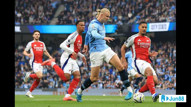 Cầu thủ Alashkert vượt qua hậu vệ Shirak Gyumri tìm đường dứt điểm