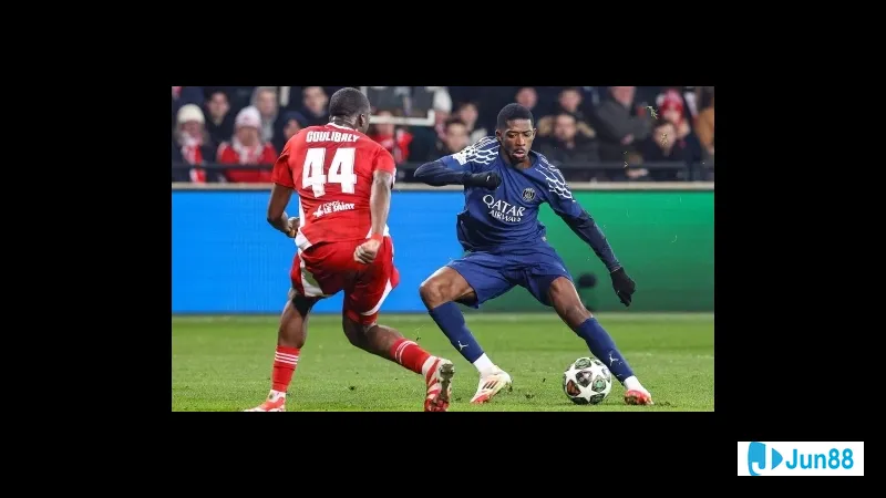 Cầu thủ Áo với sự quyết tâm chinh phục bóng trước phòng ngự của San Marino