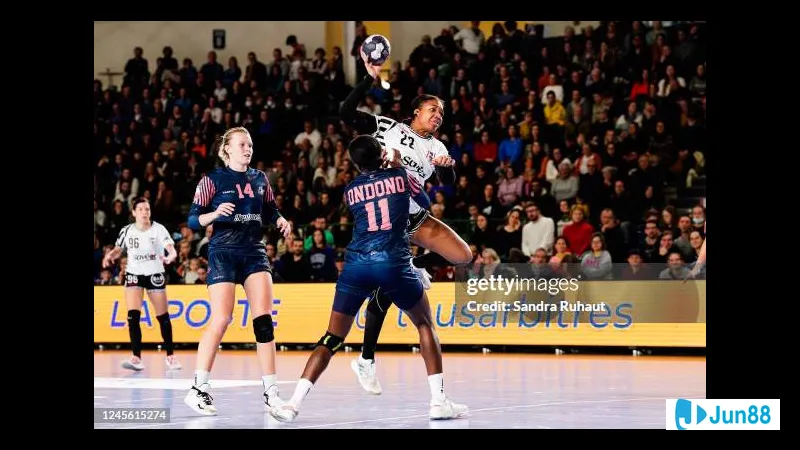 Cầu thủ Brest sút bóng mạnh vào khung thành của Nantes trong trận đấu Cầu thủ Brest sút bóng mạnh vào khung thành của Nantes trong trận đấu