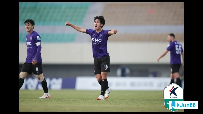 Cầu thủ Gangwon với nỗ lực vượt qua phòng ngự của Anyang trong trận đấu bóng đá Cầu thủ Gangwon với nỗ lực vượt qua phòng ngự của Anyang trong trận đấu bóng đá