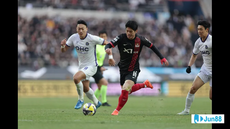 Cầu thủ Gangwon dùng kỹ thuật đi bóng để vượt qua phòng ngự của Anyang Cầu thủ Gangwon dùng kỹ thuật đi bóng để vượt qua phòng ngự của Anyang