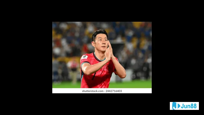 Cầu thủ Hàn Quốc sử dụng kỹ thuật chuyền bóng chính xác trong trận đấu với Brazil