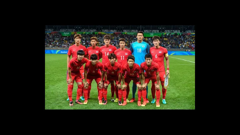 Cầu thủ Hàn Quốc vượt qua cầu thủ Paraguay với tốc độ nhanh trên sân cỏ