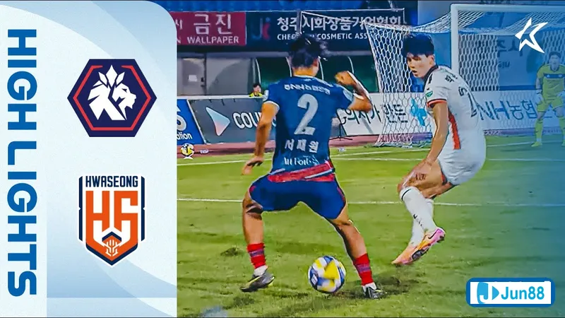 Cầu thủ của Hwaseong vượt qua cầu thủ Cheongju trong trận đấu bóng đá. Cầu thủ của Hwaseong vượt qua cầu thủ Cheongju trong trận đấu bóng đá.