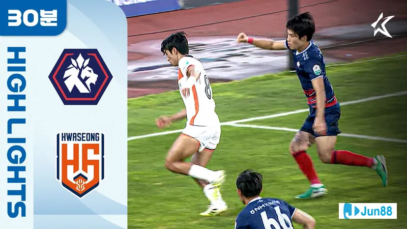 Cầu thủ đội Hwaseong tạo ra khoảnh khắc ấn tượng khi vượt qua cầu thủ Cheongju từ phía sau Cầu thủ đội Hwaseong tạo ra khoảnh khắc ấn tượng khi vượt qua cầu thủ Cheongju từ phía sau