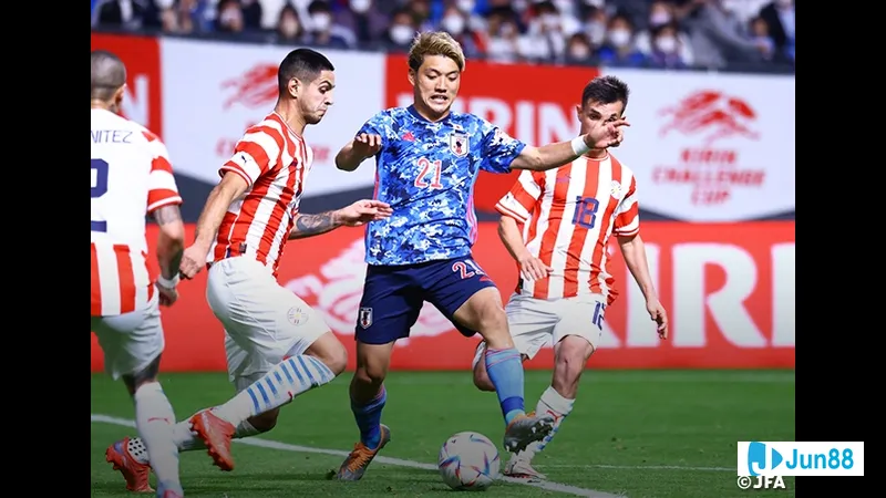 Cầu thủ Nhật Bản dũng cảm chống lại sức ép từ hậu vệ Paraguay Cầu thủ Nhật Bản dũng cảm chống lại sức ép từ hậu vệ Paraguay