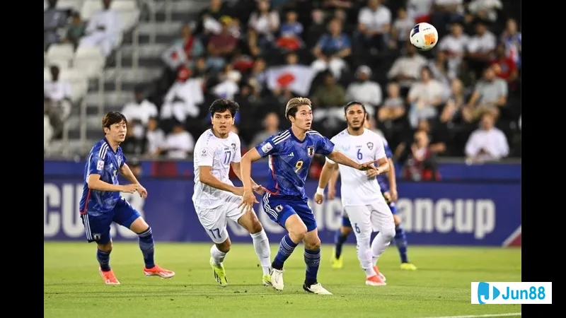 Cầu thủ Nhật Bản vượt qua cầu thủ Paraguay với kỹ thuật đi bóng tinh tế. Cầu thủ Nhật Bản vượt qua cầu thủ Paraguay với kỹ thuật đi bóng tinh tế.