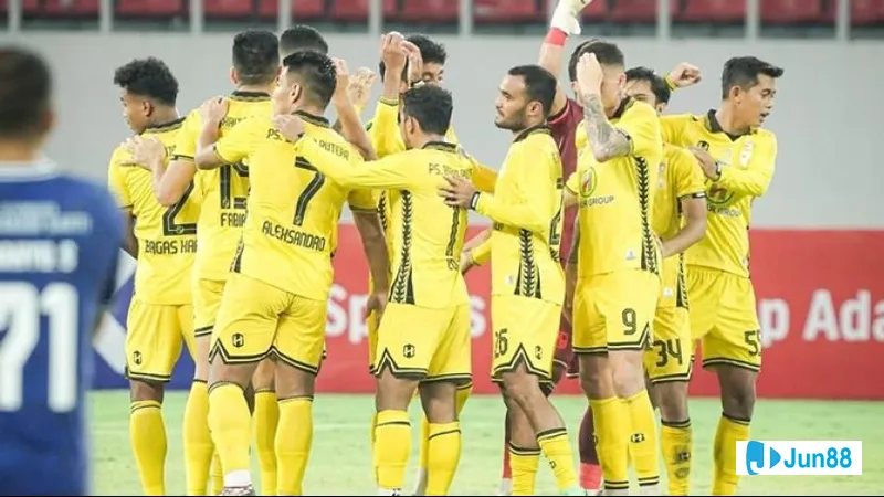 Cầu thủ Persiku Kudus với bóng trước Barito Putera trong trận đấu bóng đá