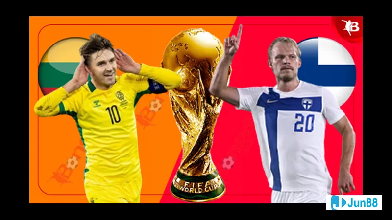 Cầu thủ Phần Lan băng qua hàng phòng ngự của Lithuania trong trận đấu bóng đá Cầu thủ Phần Lan băng qua hàng phòng ngự của Lithuania trong trận đấu bóng đá