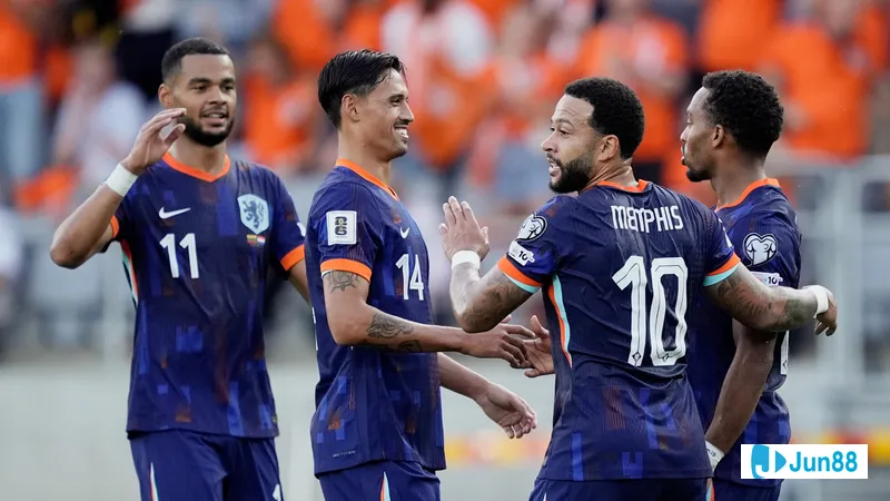 Cầu thủ Phần Lan dũng mãnh tranh bóng với cầu thủ Lithuania trên sân cỏ Cầu thủ Phần Lan dũng mãnh tranh bóng với cầu thủ Lithuania trên sân cỏ