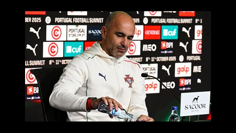 Cầu thủ U19 Đức với sự tập trung cao độ, vượt qua người hậu vệ U19 Na Uy