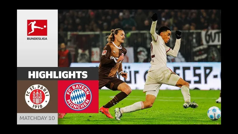 Cầu thủ Bayern Munich đi bóng qua cầu thủ St. Pauli trong trận đấu