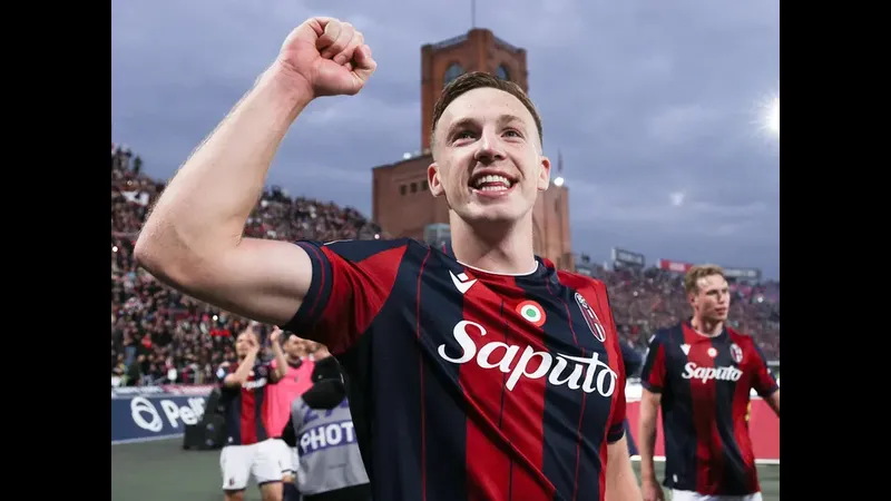 Cầu thủ từ đội Bologna vượt qua hàng phòng ngự của Cremonese trong trận đấu bóng đá