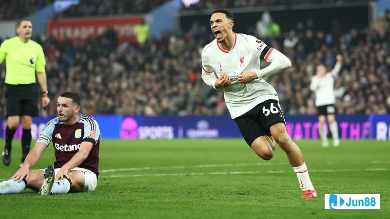 Cầu thủ Liverpool với bóng chạy qua sân đấu đầy kịch tính trong trận đấu với Aston Villa