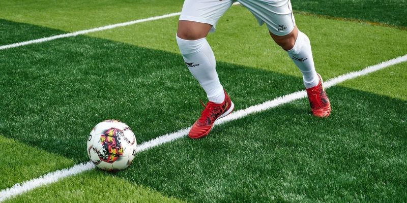 Tình huống hậu vệ trái dâng cao hỗ trợ tấn công biên