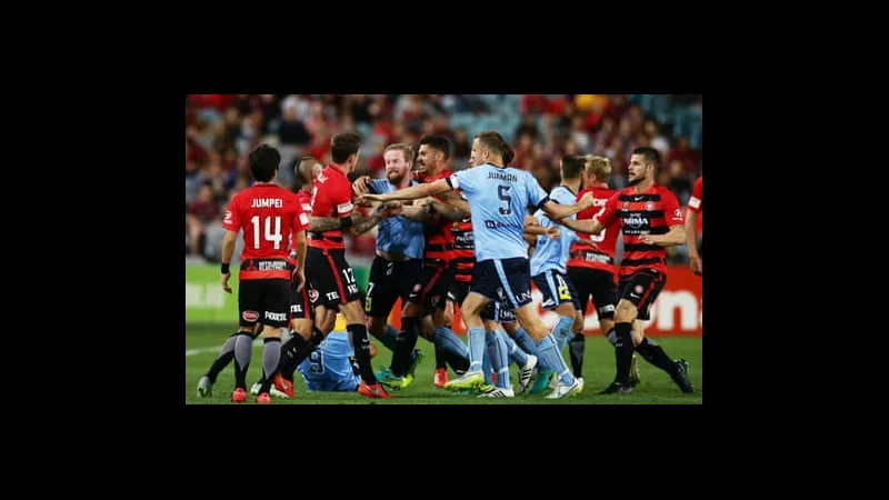 Cầu thủ của WS Wanderers tấn công mạnh mẽ trước hàng phòng ngự của Sydney FC.