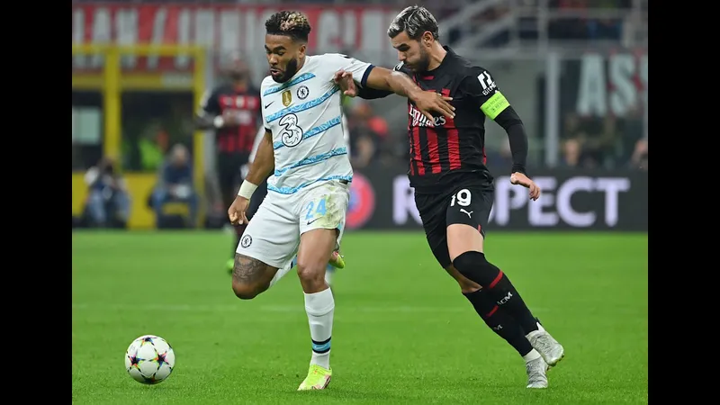 Cầu thủ Atalanta với nỗ lực quyết tâm chống lại cầu thủ Chelsea trong trận đấu quyết liệt.