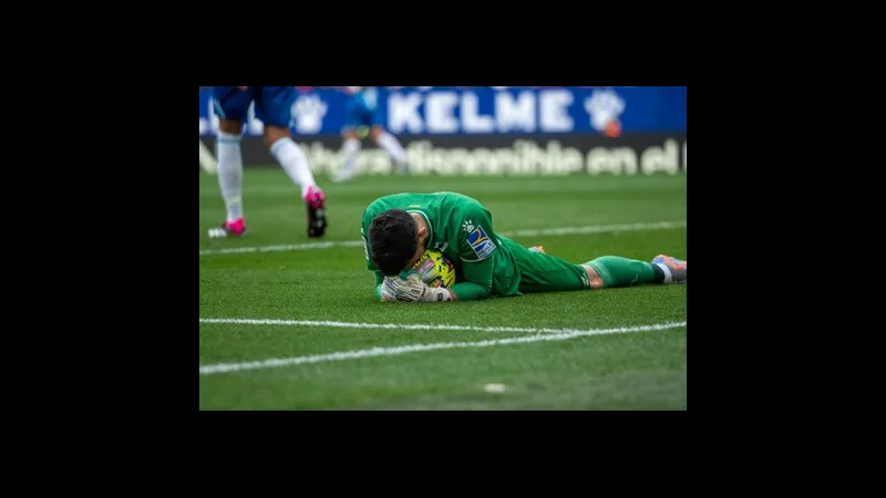 Cầu thủ Baleares vượt qua cầu thủ Espanyol để tiến vào vùng cấm đối phương.