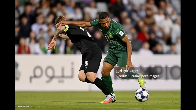 Cầu thủ của Beijing Guoan đang chống đỡ sự áp đảo từ cầu thủ của Macarthur FC