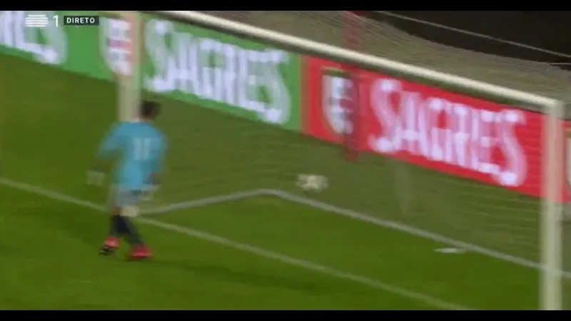 Cầu thủ Beroe với nỗ lực nhanh nhẹn vượt qua hậu vệ Cherno More để tiến vào vòng cấm đối…