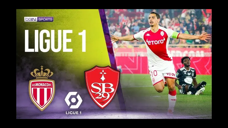 Cầu thủ của Brest cố gắng ngăn chặn sự tấn công của Monaco trong trận đấu Cầu thủ của Brest cố gắng ngăn chặn sự tấn công của Monaco trong trận đấu