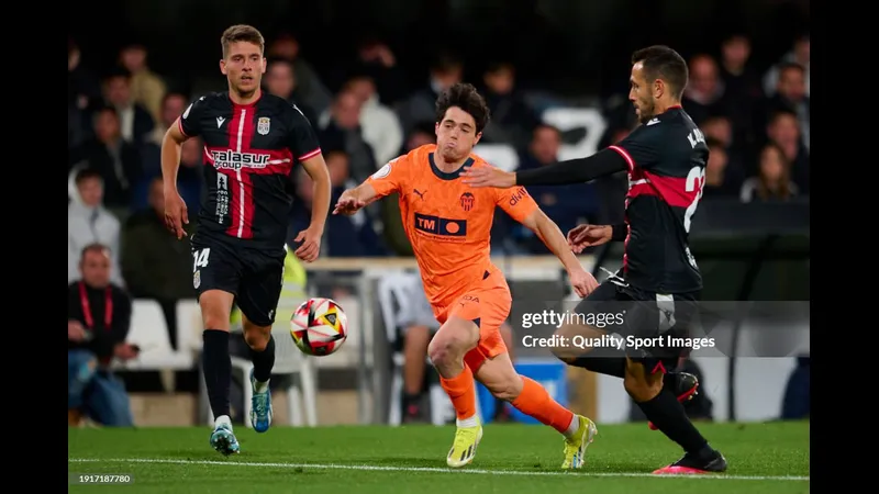 Cầu thủ Cartagena vượt qua hậu vệ Valencia với tốc độ và kỹ thuật