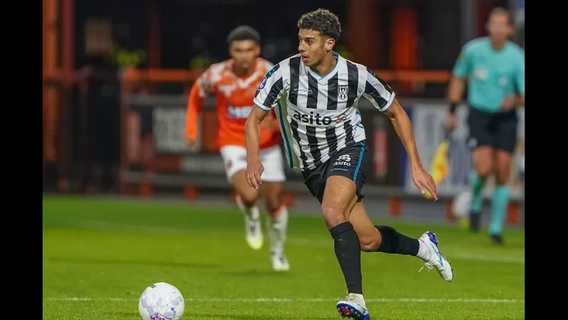 Cầu thủ đội Heracles vượt qua cầu thủ đội Hoogeveen trong trận đấu Cầu thủ đội Heracles vượt qua cầu thủ đội Hoogeveen trong trận đấu