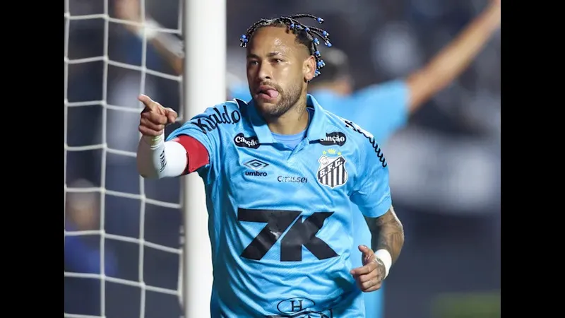 Cầu thủ Santos đang lao vào phòng ngự với sự quyết tâm cao trong trận đấu với Juventude.