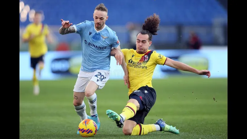 Cầu thủ của Lazio dứt điểm mạnh vào khung thành của Bologna