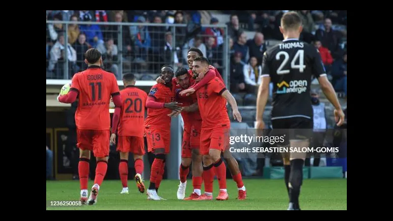 Cầu thủ Nice cứng cỏi giữ bóng trước sự áp đảo từ hậu vệ Angers. Cầu thủ Nice cứng cỏi giữ bóng trước sự áp đảo từ hậu vệ Angers.