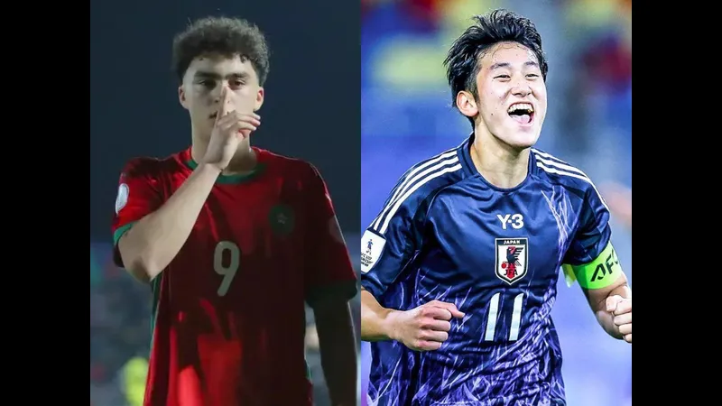Cầu thủ U17 Nhật Bản đang nỗ lực vượt qua sự cản trở của cầu thủ U17 Ma Rốc