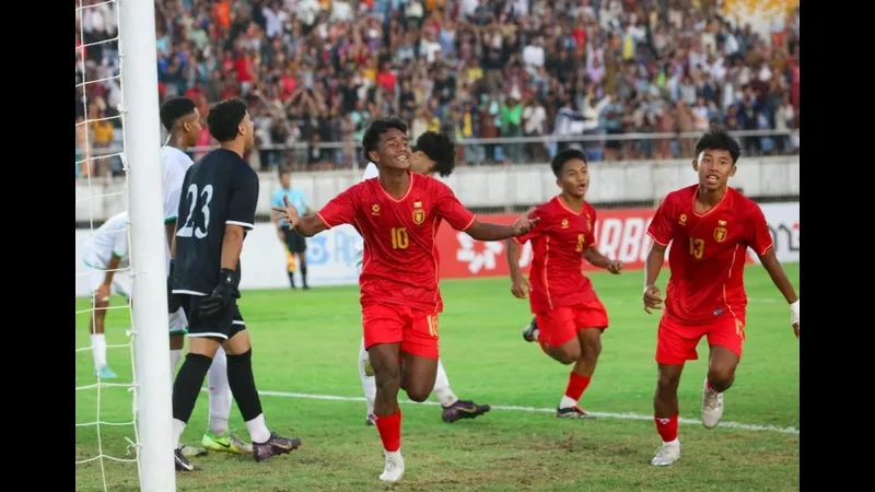 Cầu thủ U17 Nhật Bản đang tung cú sút mạnh vào khung thành của U17 Ma Rốc