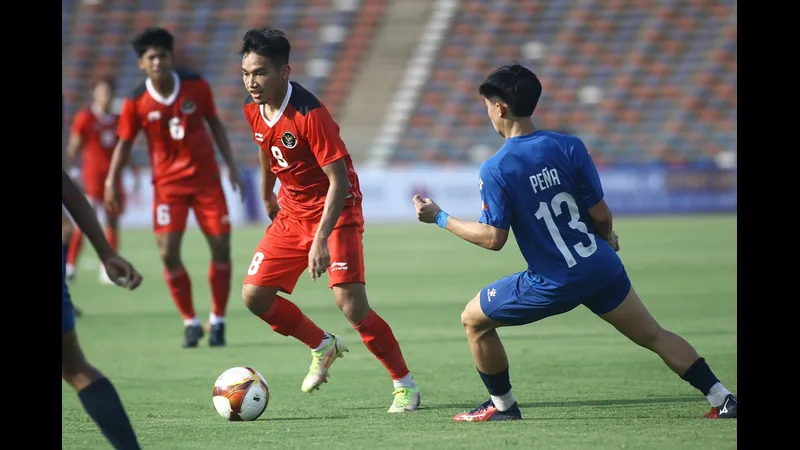 Cầu thủ U22 Philippines vượt qua cầu thủ U22 Indonesia trong trận đấu bóng đá