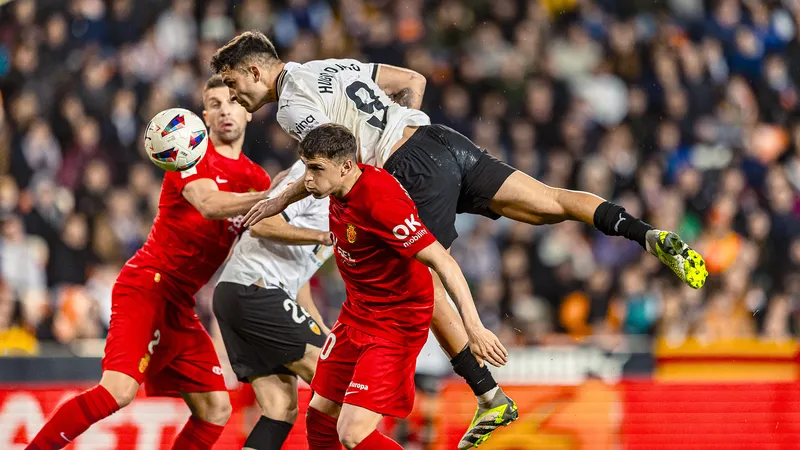 Cầu thủ Valencia vượt qua cầu thủ Mallorca trong trận đấu